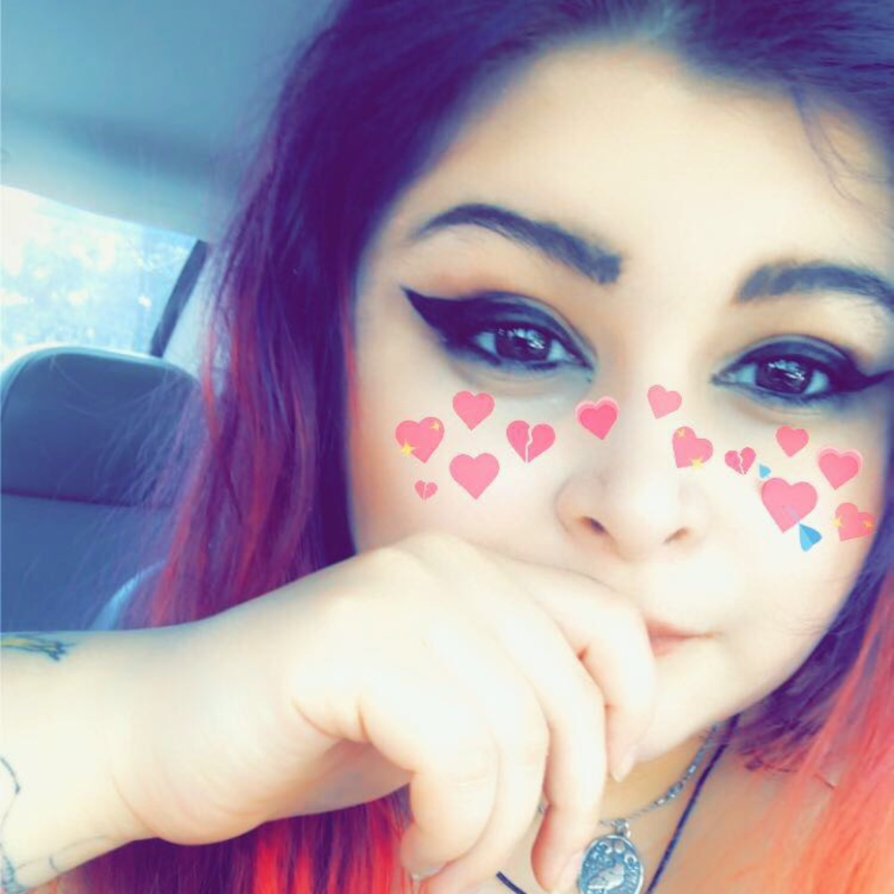 Hello My name is Carolina welcome to my closet <3